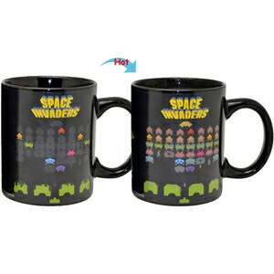 C8095B-095SI Hot Changing Ceramic Mug 11oz Heated Black Coffee Mug of Novelty SPACE INVADERS Design Mug Gift Idea Hero